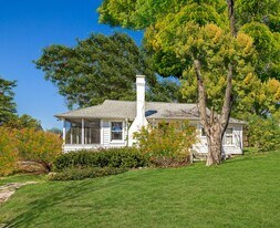 26 Center St in Southampton, NY - Building Photo