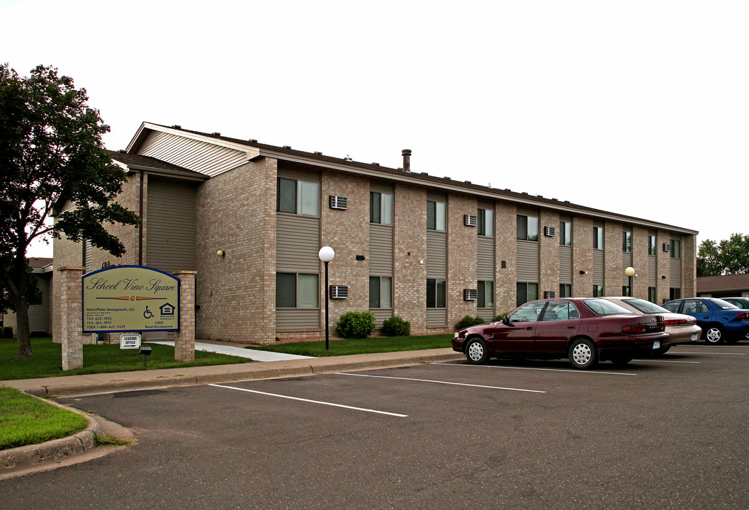 School View Square Apartments in Big Lake, MN - Building Photo