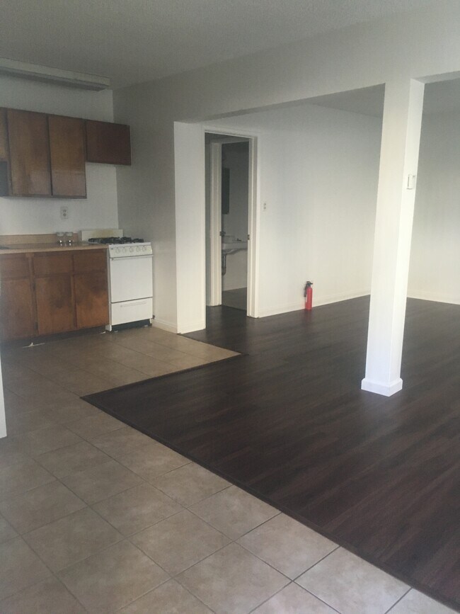 545 W Doran St, Unit D in Glendale, CA - Building Photo - Building Photo