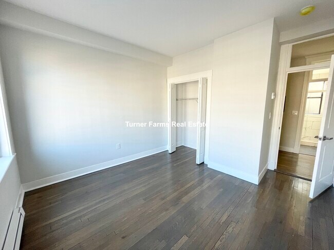 65 Park Dr, Unit 18 in Boston, MA - Foto de edificio - Building Photo