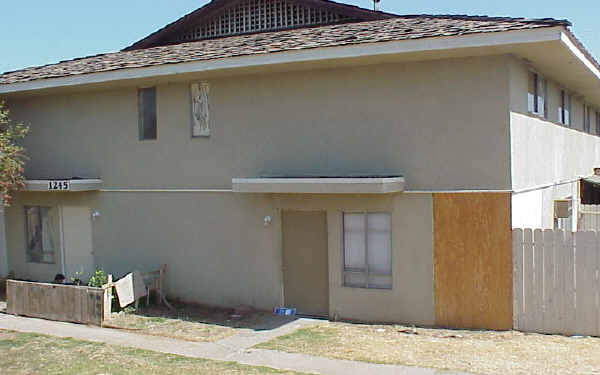 1245 W 10th St in Corona, CA - Foto de edificio - Building Photo