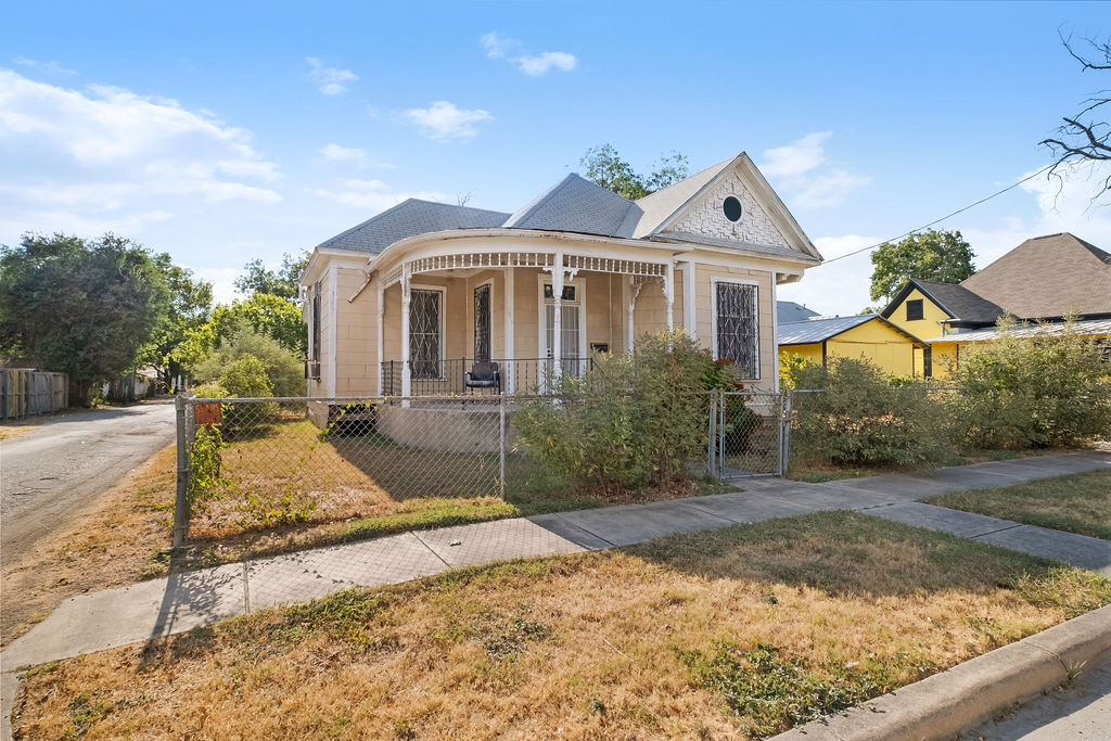 530 E Carson St in San Antonio, TX - Building Photo