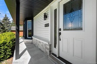 30728 W 14 Mile Rd in West Bloomfield, MI - Building Photo - Building Photo
