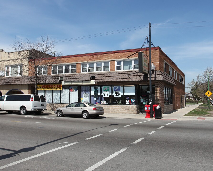 5700-5702 W Diversey Ave in Chicago, IL - Building Photo