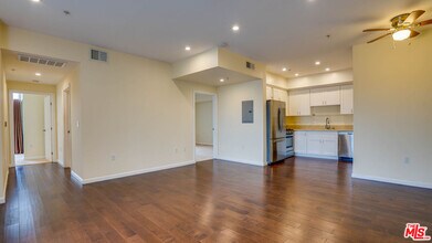 155 S Oxford Ave in Los Angeles, CA - Building Photo - Building Photo