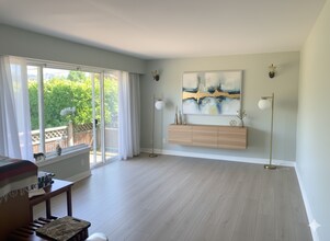 995 Aubeneau Cres in West Vancouver, BC - Building Photo - Building Photo