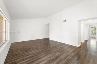 2361 NW 33rd St in Miami, FL - Building Photo - Building Photo