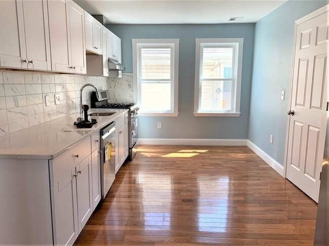 21 Oakland St, Unit 3 in Cambridge, MA - Foto de edificio - Building Photo
