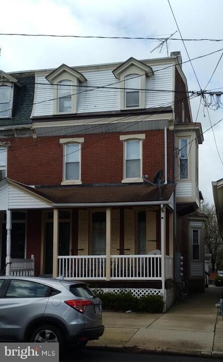 210 Gay St in Phoenixville, PA - Building Photo