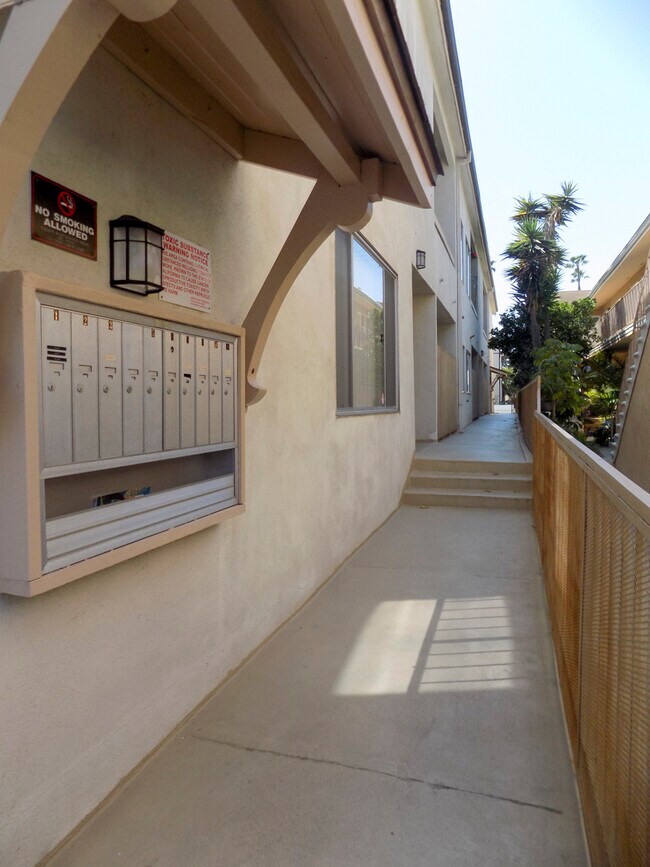 932 10th St in Santa Monica in Santa Monica, CA - Building Photo - Building Photo