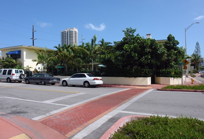 Apartment building in Miami Beach, FL - Building Photo - Building Photo