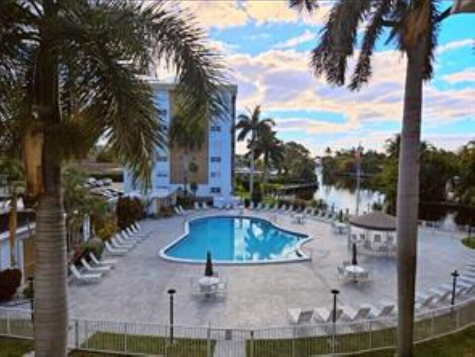3000 NE 16th Ave, Unit 405 in Oakland Park, FL - Building Photo