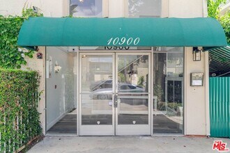 10900 Blix St in Los Angeles, CA - Foto de edificio - Building Photo