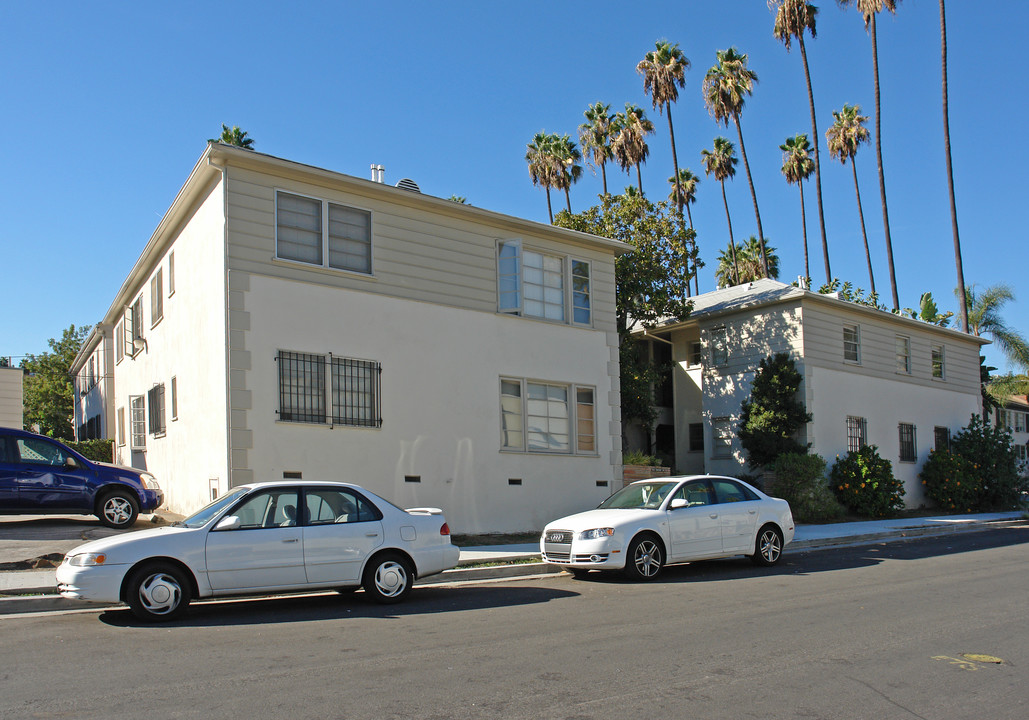 1645 Courtney Ave in Los Angeles, CA - Building Photo