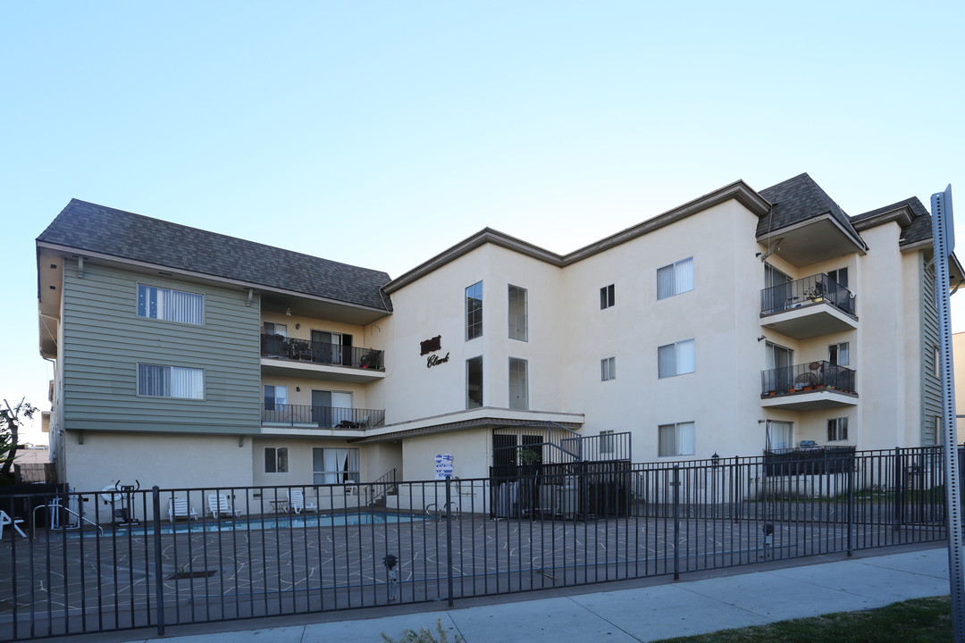 Park Manor Apartments in Tarzana, CA - Building Photo