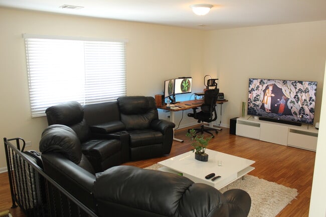 10S433 Echo Ln, Unit 4 in Willowbrook, IL - Building Photo - Building Photo