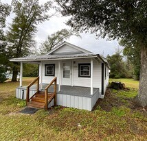 2015 Porter Ave in Grand Ridge, FL - Building Photo