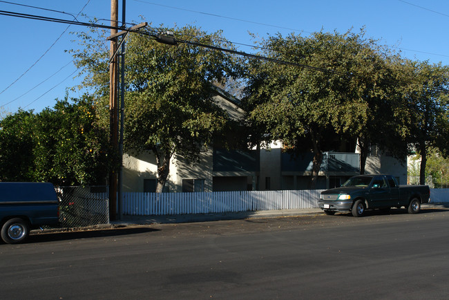 733 B St in Ramona, CA - Foto de edificio - Building Photo