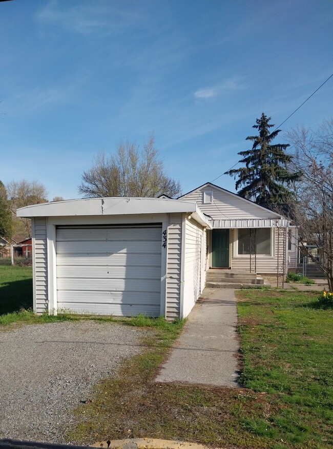 434 W 4th Ave in Omak, WA - Foto de edificio - Building Photo
