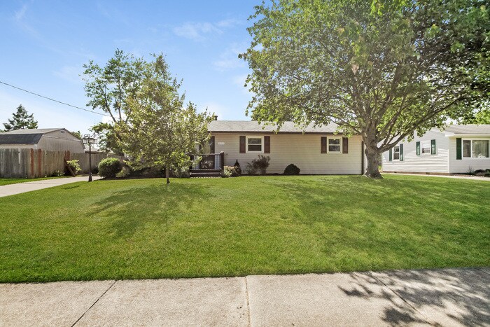 615 Kenwood Pl in Trenton, OH - Building Photo