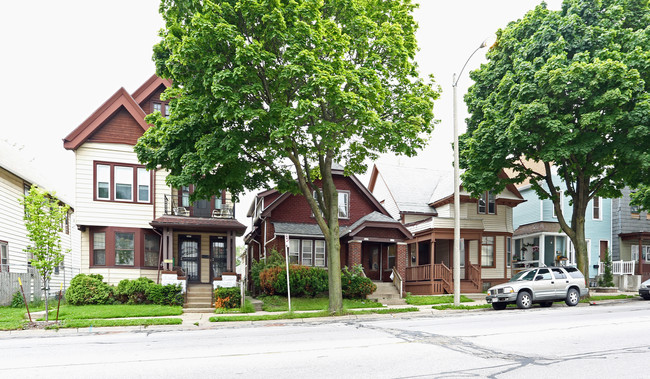 2009-2011 W Greenfield Ave in Milwaukee, WI - Foto de edificio - Building Photo