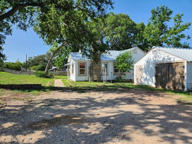 692 Town Creek Rd in Kerrville, TX - Building Photo - Building Photo
