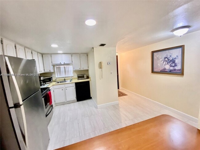 671 S Hollybrook Dr in Pembroke Pines, FL - Building Photo - Building Photo