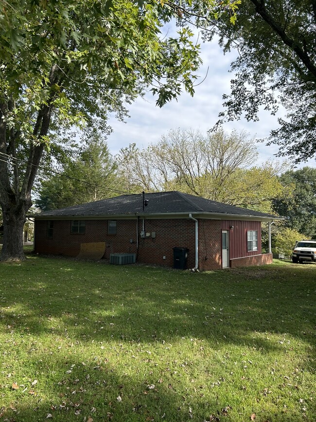 621 Miller St in Young Harris, GA - Building Photo - Building Photo