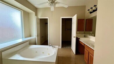 1256 Logan Dr in Lewisville, TX - Foto de edificio - Building Photo