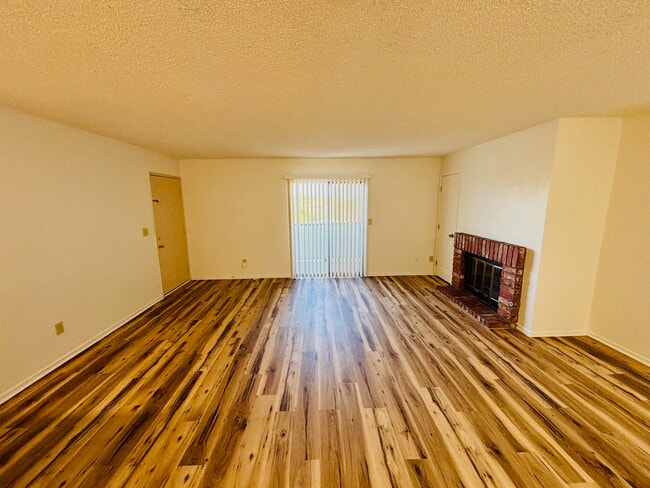 42755 40th St W in Quartz Hill, CA - Foto de edificio - Building Photo