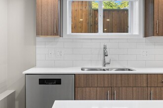 748 4th St E in North Vancouver, BC - Building Photo - Building Photo