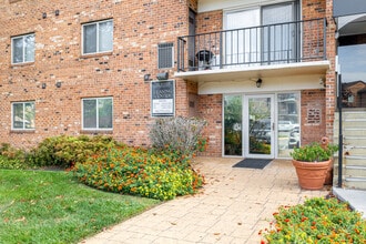 The Manor/The Manor East Apartments in Leesburg, VA - Foto de edificio - Building Photo