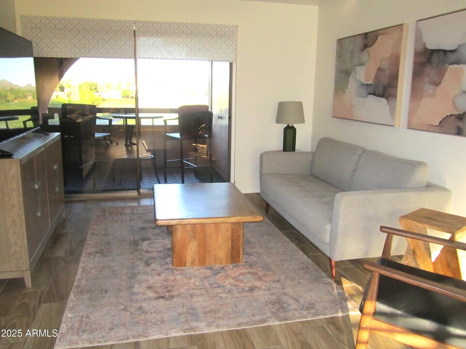 4303 E Cactus Rd in Phoenix, AZ - Building Photo