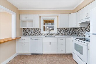 23 Holland St in Newport, RI - Building Photo - Building Photo