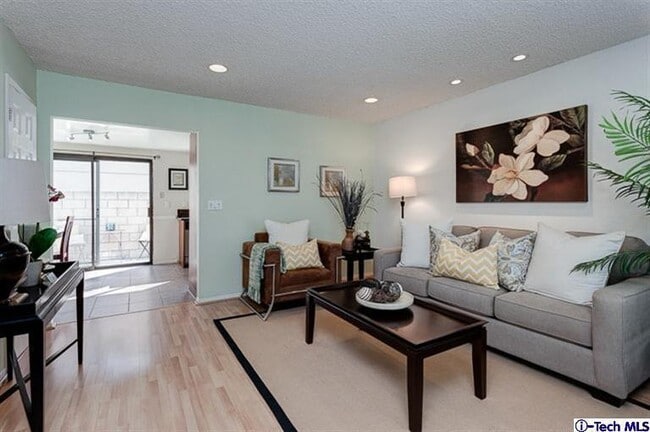 205 Violet Ave in Monrovia, CA - Foto de edificio - Building Photo