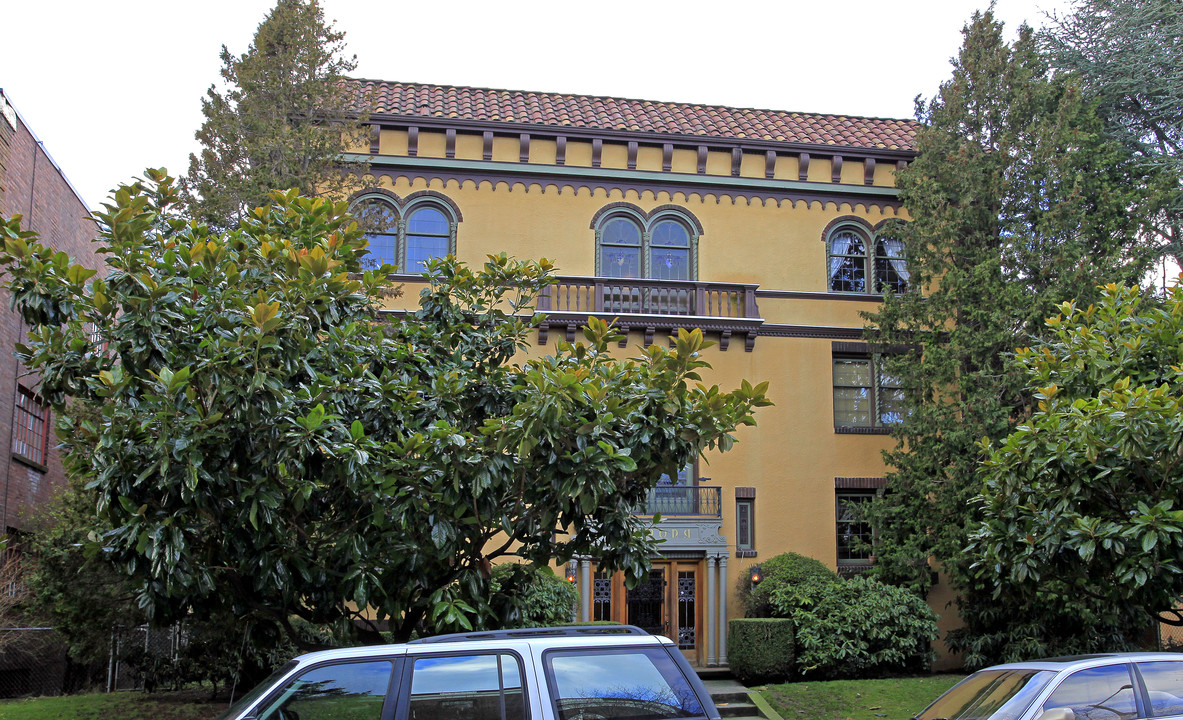 Carmona Apartments in Seattle, WA - Building Photo