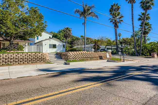 1654 York Dr in Vista, CA - Foto de edificio - Building Photo