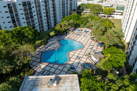 Plaza of the Americas in Sunny Isles Beach, FL - Foto de edificio - Building Photo