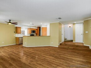 8680 Villa La Jolla Dr in San Diego, CA - Building Photo - Building Photo