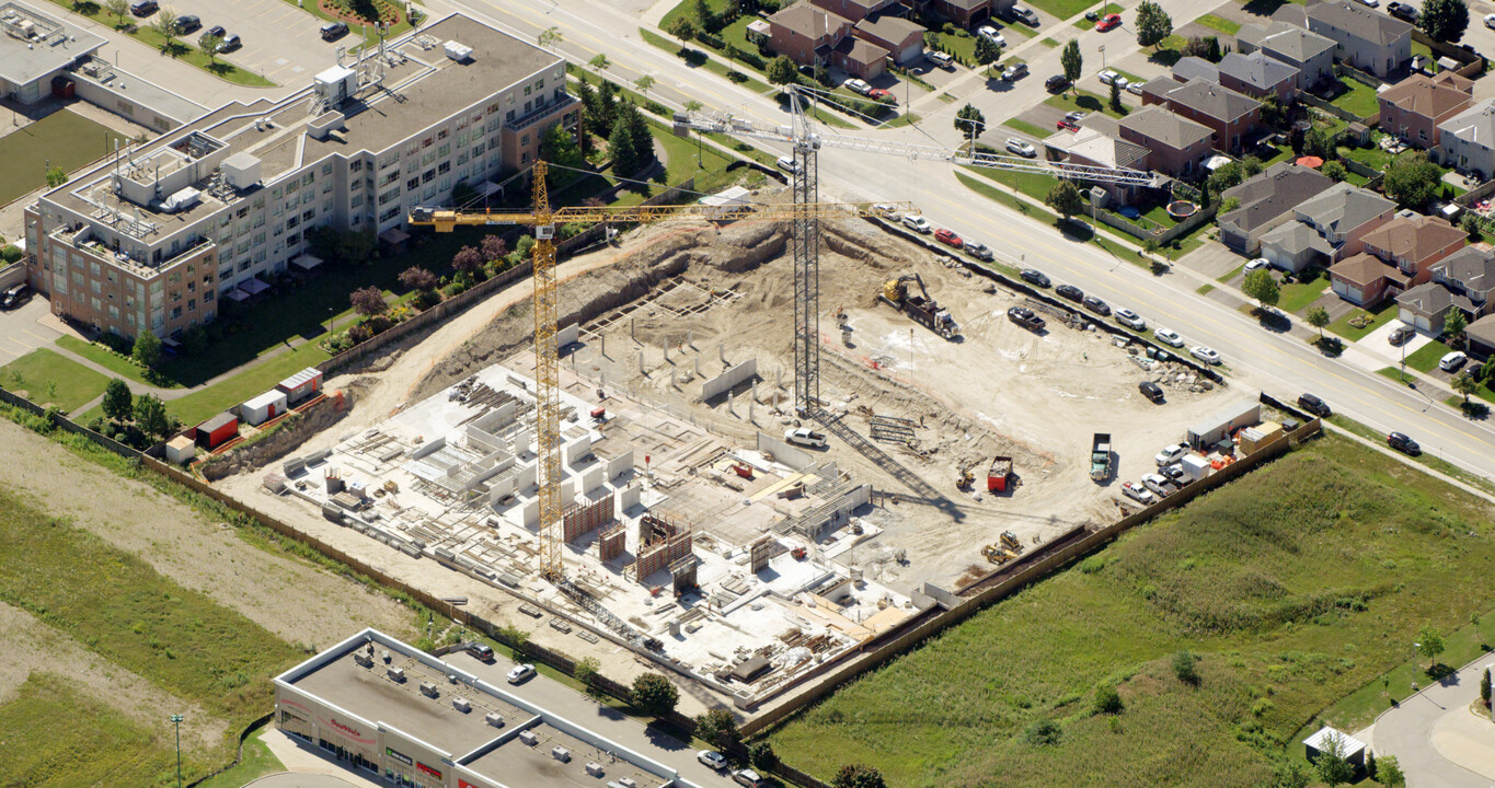 Dean Avenue Apartments in Barrie, ON - Building Photo