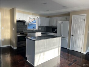 7650 Commodore Cir in Liverpool, NY - Building Photo - Building Photo