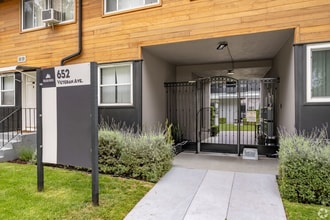 652 Veteran Ave in Los Angeles, CA - Foto de edificio - Building Photo