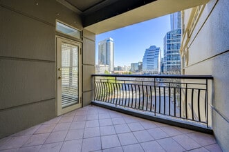 3334 Peachtree Rd NE, Unit Apt 302 in Atlanta, GA - Foto de edificio - Building Photo