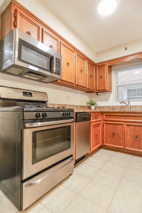 8614 W Berwyn Ave in Chicago, IL - Building Photo