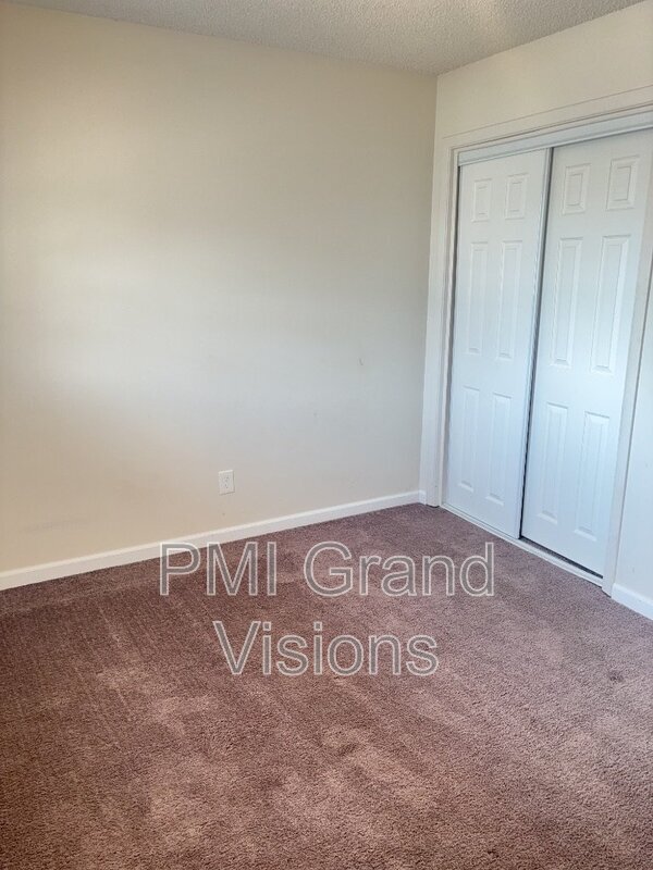 24 W Buchanan Ave in Charleston, IL - Building Photo - Building Photo