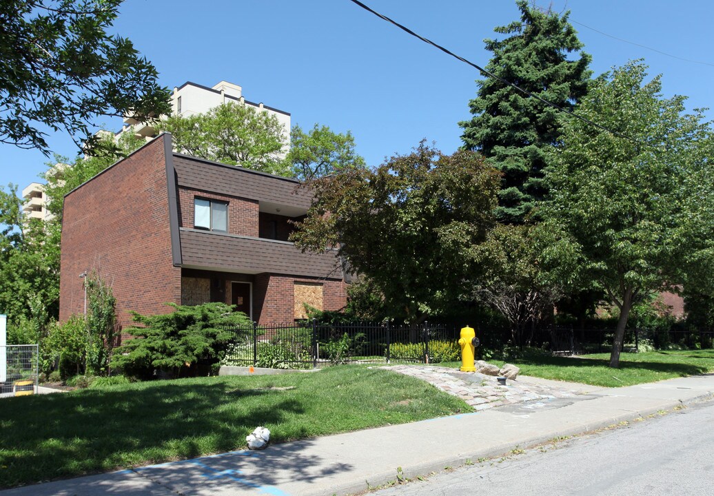 Hampton House Townhomes in Toronto, ON - Building Photo