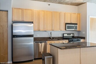 321 S Sangamon St, Unit 408 in Chicago, IL - Foto de edificio - Building Photo