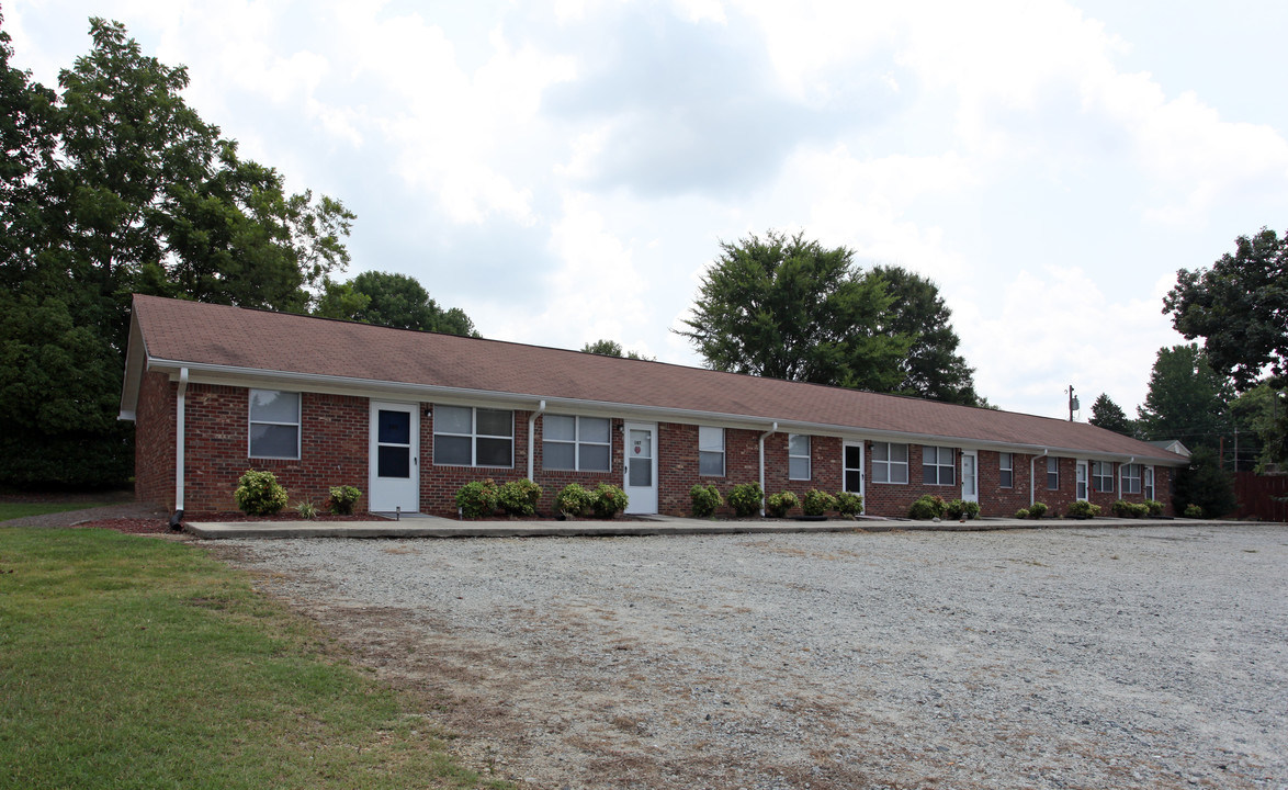 105-115 Cloverdale Dr in High Point, NC - Building Photo