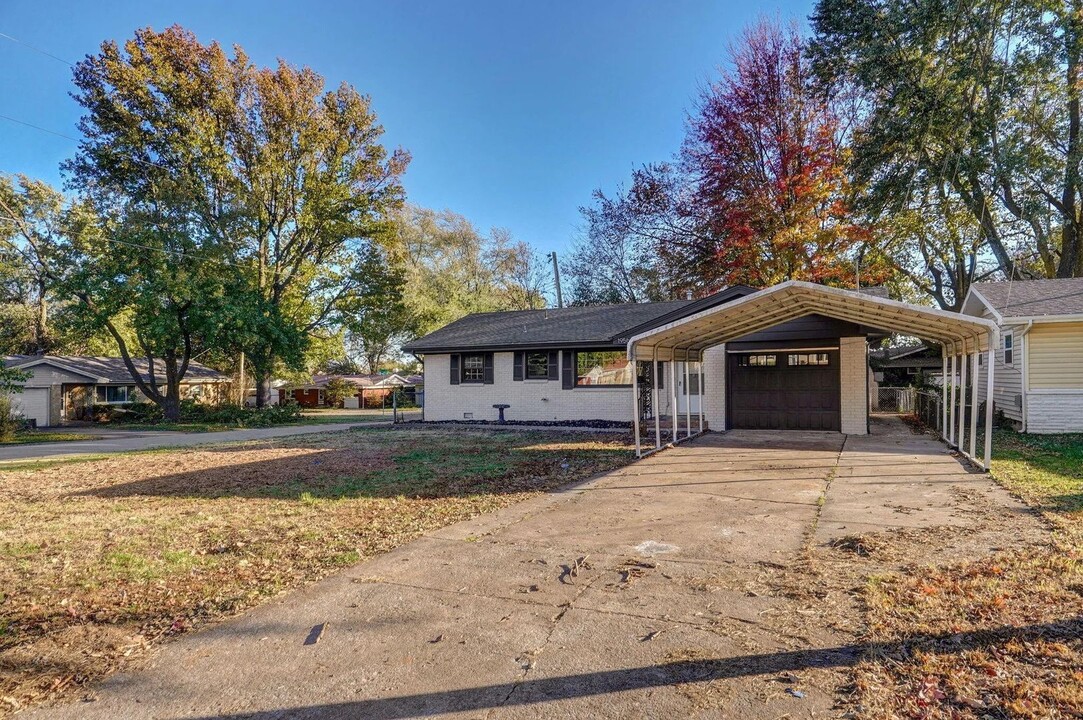 1956 E High St in Springfield, MO - Building Photo