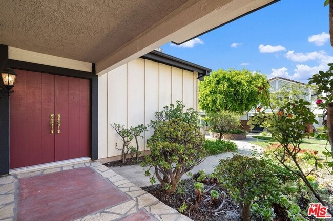1347 Avenida de Cortez in Los Angeles, CA - Building Photo - Building Photo